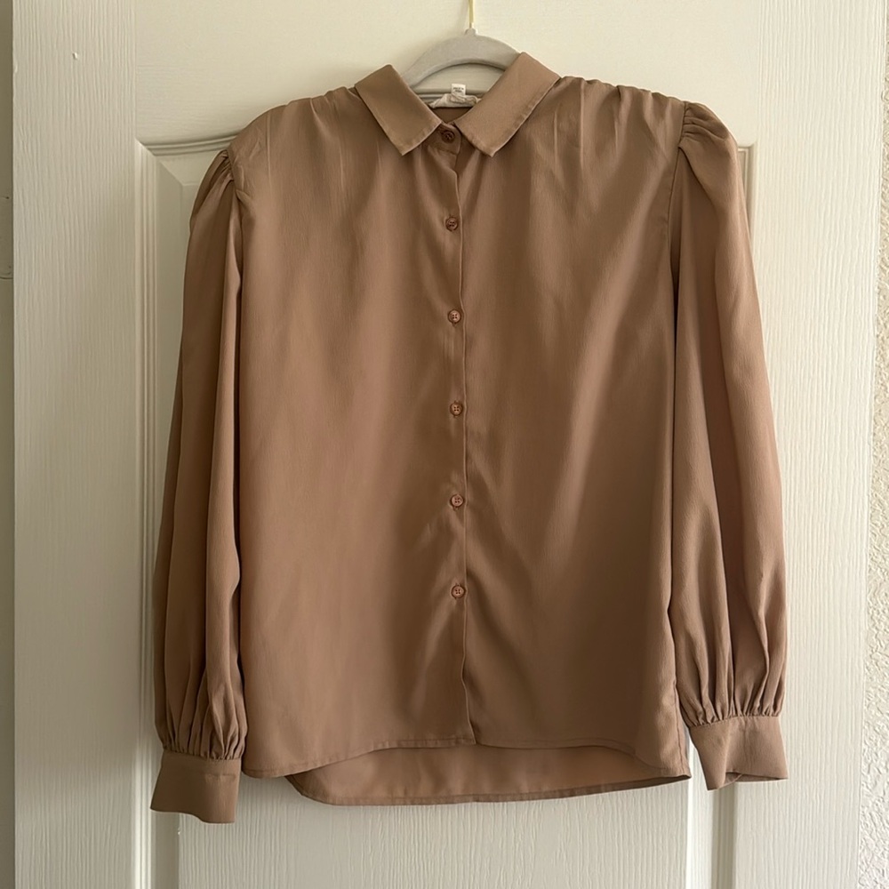 NWOT Garrie B Light Brown Crepe Blouse in Size Medium